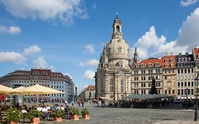 Grosses Apartment Im Zentrum Von Dresden, 2 Schlafzimmer, 2 Baeder, Balkon